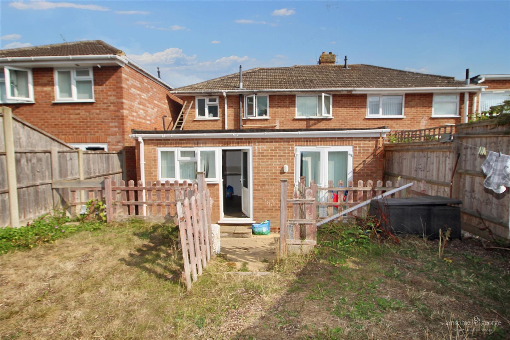 3 bed property in Cotswold Way, Reading